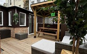 Coastal Comfort Seaside Cabin With Spacious Garden